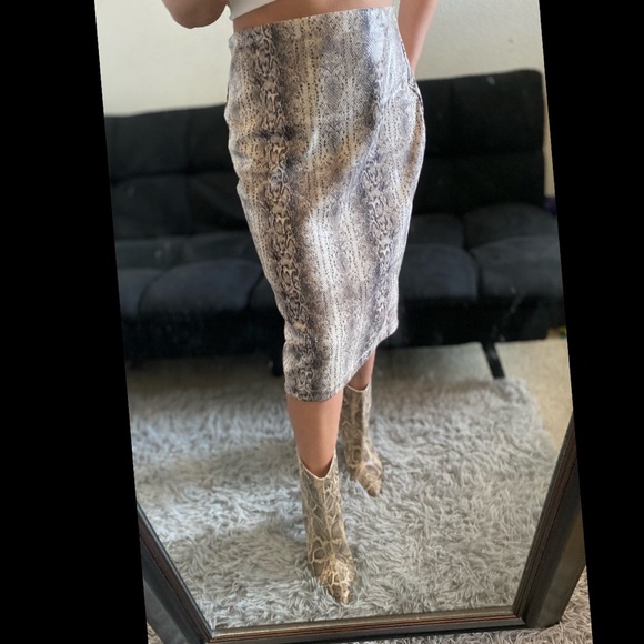Express Dresses & Skirts - ❤️ HOST PICK ❤️ Express Snake Pencil Skirt